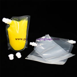 La consumición líquida del plástico transparente de encargo se levanta la bolsa con el canalón
