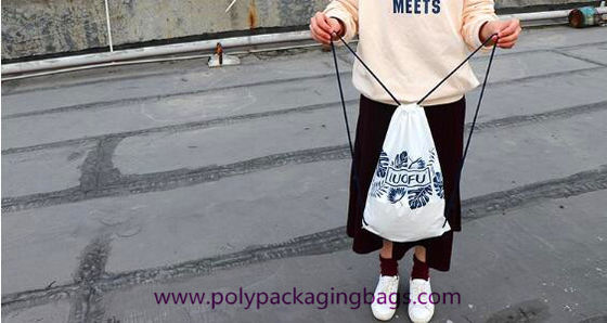 Bolsos helados de la mochila del lazo del CPE 0.07m m para las bolsas de impresión de encargo del lazo del almacenamiento del regalo