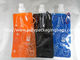 Los bolsos de agua plásticos anaranjados/azules se levantan la bolsa con el empaquetado del canalón