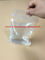 El agua potable del plástico transparente se levanta la bolsa con la impresión del fotograbado de los colores del canalón 1-10