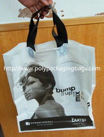 Bolso plástico promocional de la manija con el logotipo, la bolsa de asas de empaquetado impresa del PE
