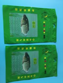 La aduana imprimió el bolso compuesto sellado echado a un lado de los pescados del verde 3 con la ventana transparente en frente