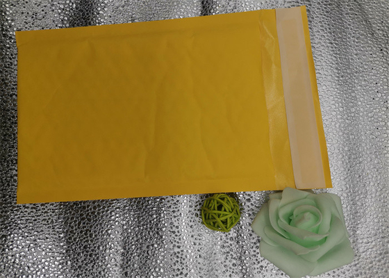 Bolso de papel amarillo del sobre acolchado de Kraft, bolsos de los anuncios publicitarios de la burbuja del abrigo