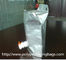El bolso reutilizable del papel de aluminio se levanta la bolsa con el canalón para el soporte del vino encima de bolsos del BABERO con la espita