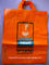 Ropa plástica anaranjada que empaqueta el bolso suave de la manija del lazo en el LDPE del HDPE