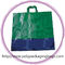 El verde respetuoso del medio ambiente recicló el bolso plástico de la manija para hacer compras