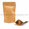 El café biodegradable se coloca encima de la bolsa de papel de Kraft con el escudete inferior