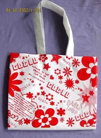 Pequeños bolsos de compras populares de los PP con la flora impresa para el anuncio
